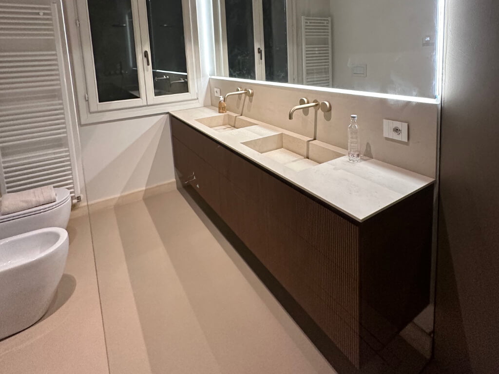 Arredamento personalizzato per la zona bagno.